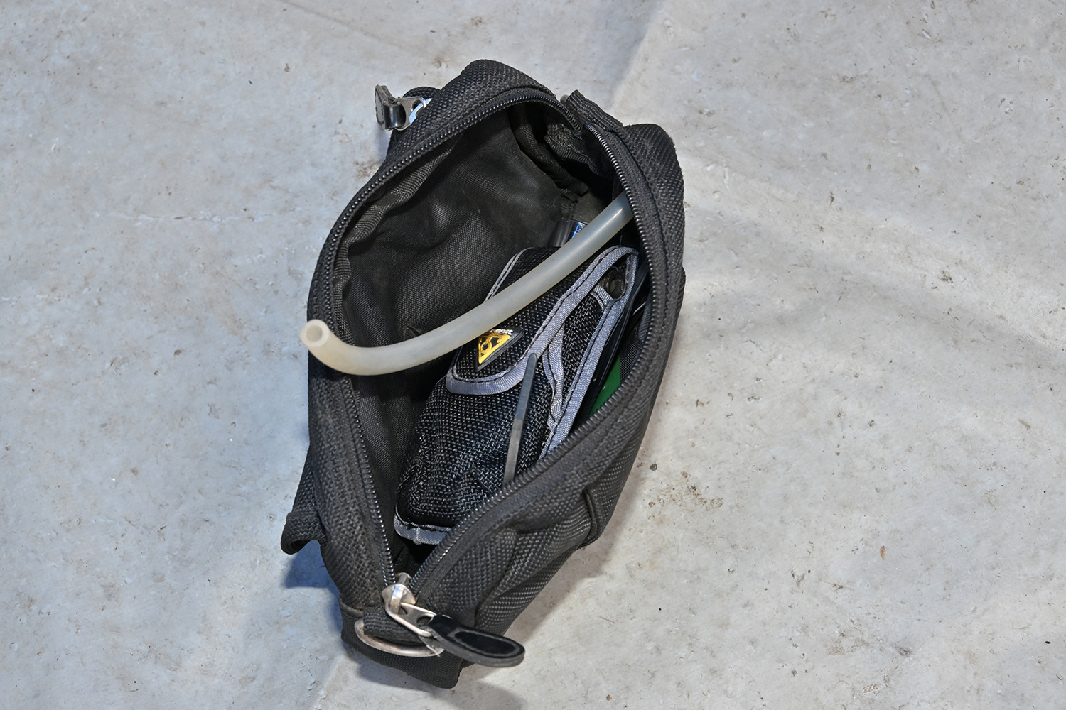 車載アイテムだけでさまざまなトラブルに対応しなければならないラリー競技は荷物もいっぱいだった 〜 画像12