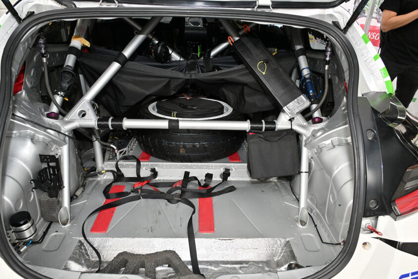 ジャッキにレンチにスペアタイヤは軽量化を犠牲にしても必要な命綱！　レースと違う「ラリー車」に積んでる装備をチェックしてみた