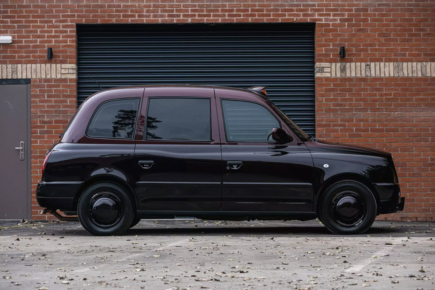 ロンドンタクシーTX4 ’Last of the Line Edition'のサイドビュー 〜 画像5