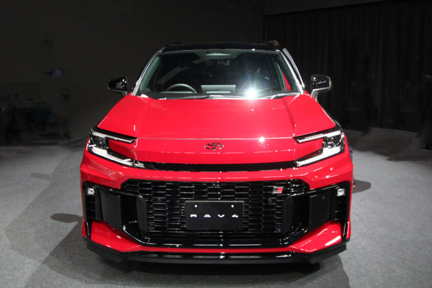 新型RAV4のGRスポーツは「オンロードのスポーティさ」を追求したモデル！　空力・シャシー剛性・サスペンションまで手が入った「本物」に期待大