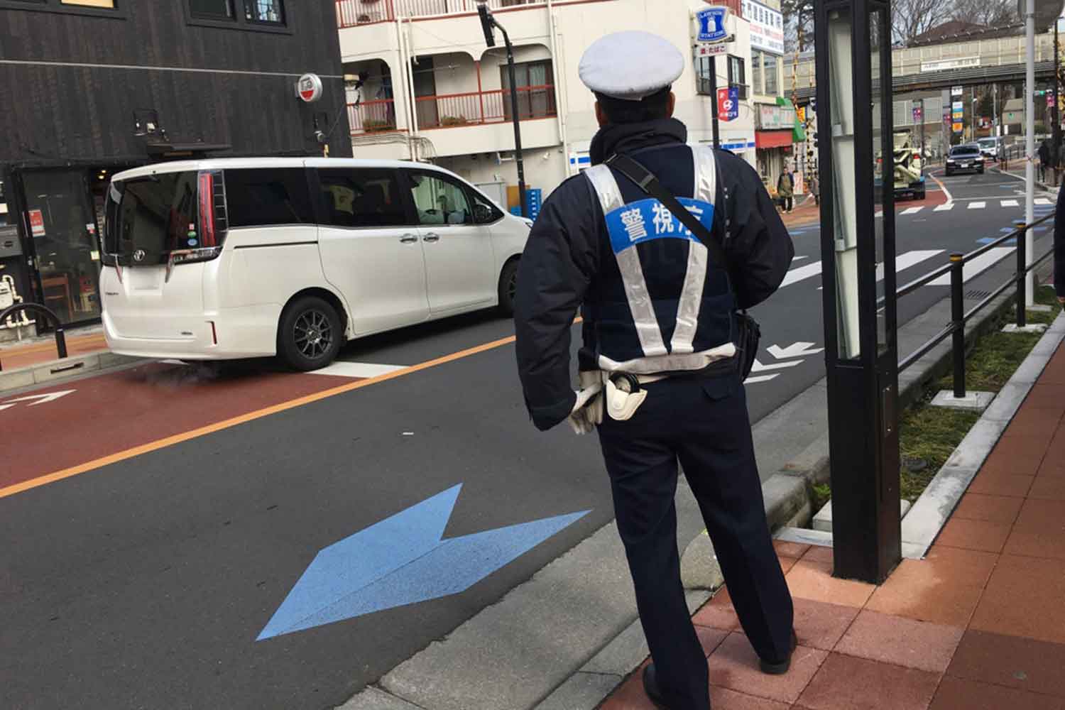 歩道で違反者を取り締まる警官