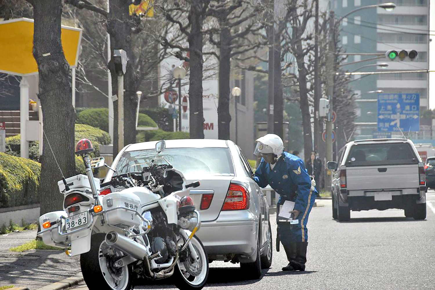 白バイ警官による交通取り締り