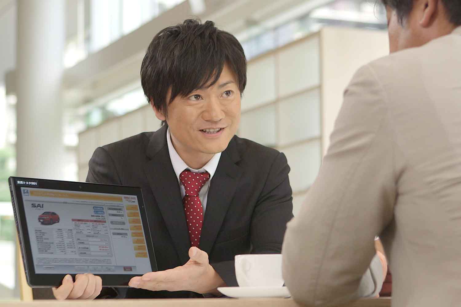 ディーラーでタブレットを活用しているイメージ 〜 画像5