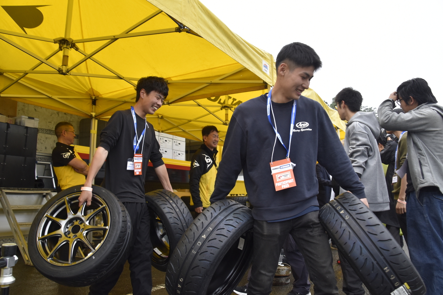 支給タイヤを受け取る参加大学の学生