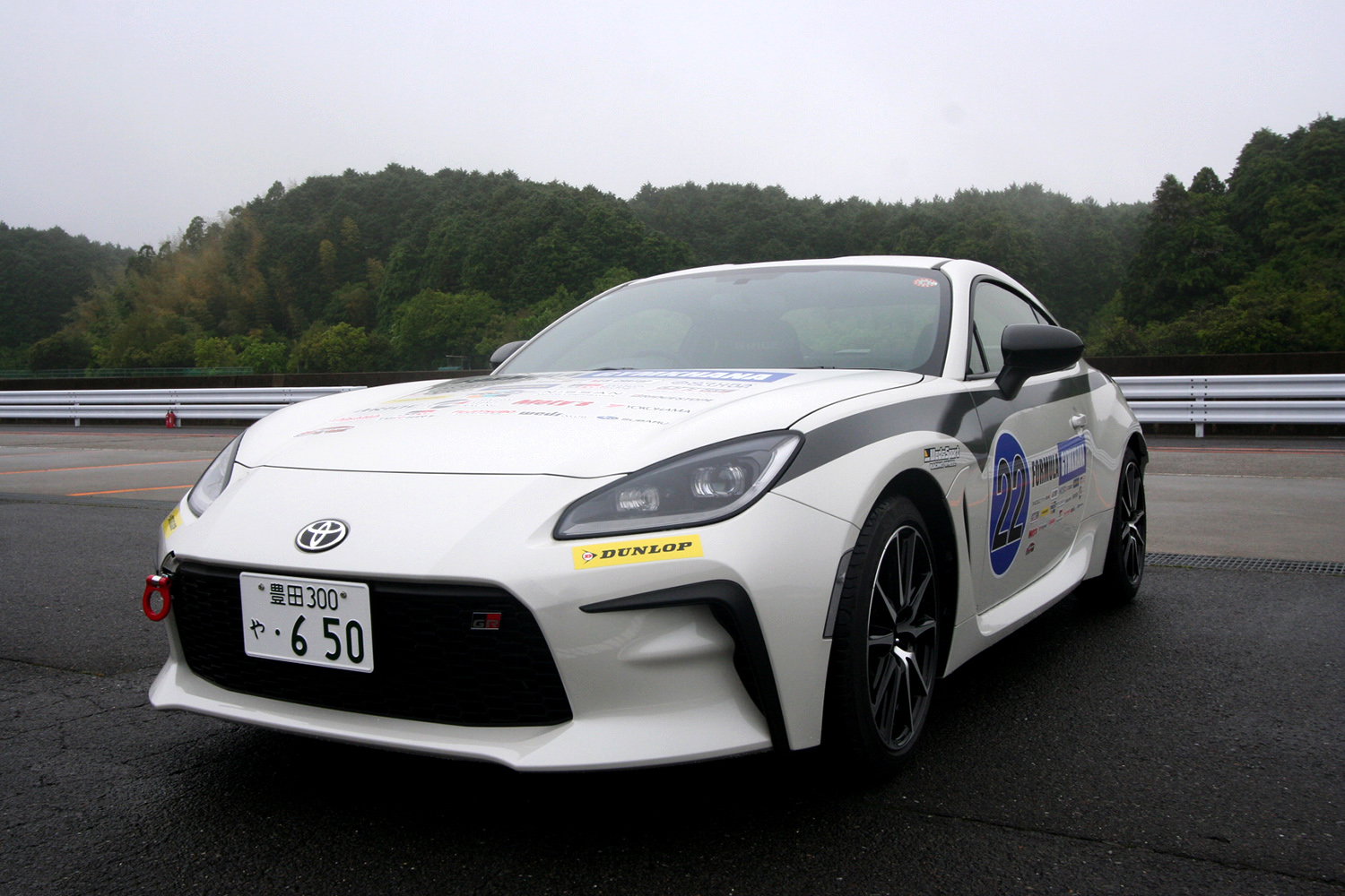フォミュラジムカーナの車両「GR86」のフロントスタイル
