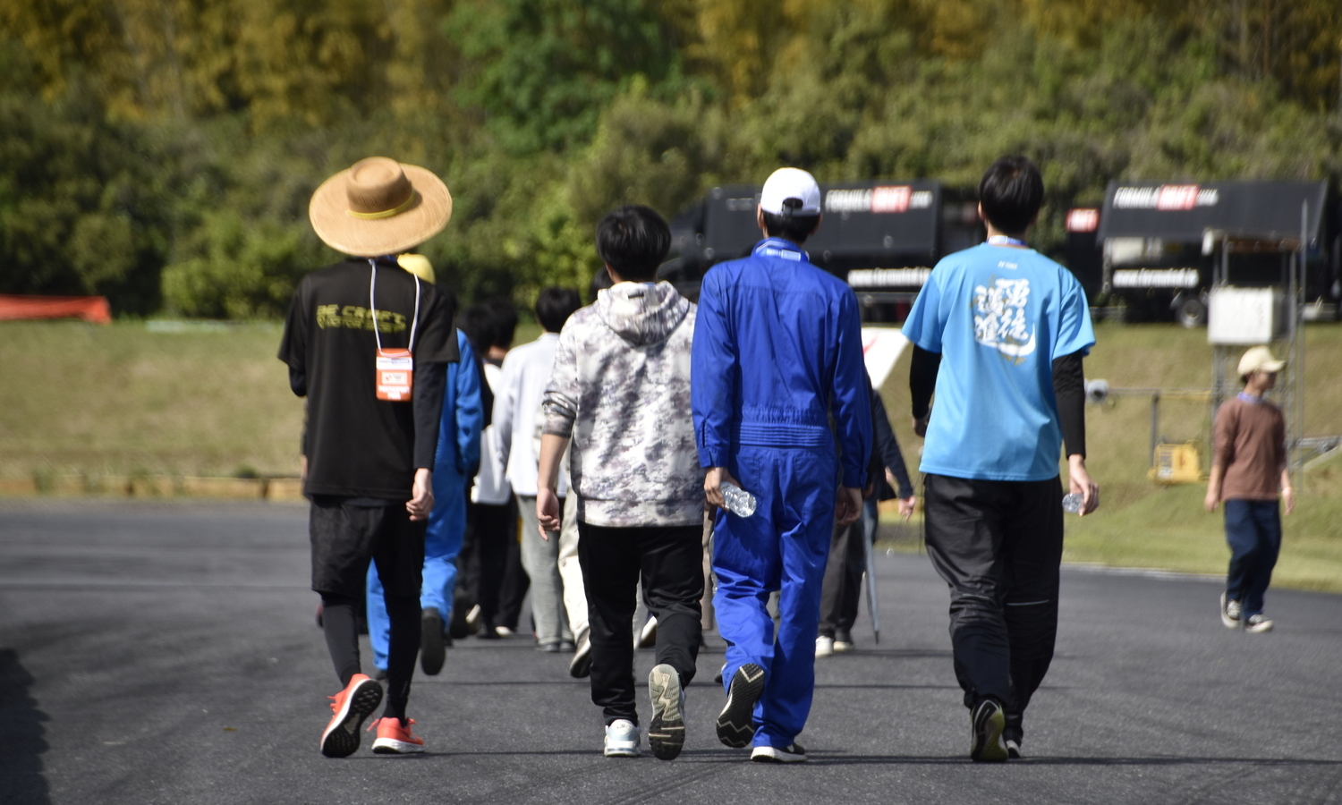 「フォーミュラジムカーナ」完熟歩行のシーン
