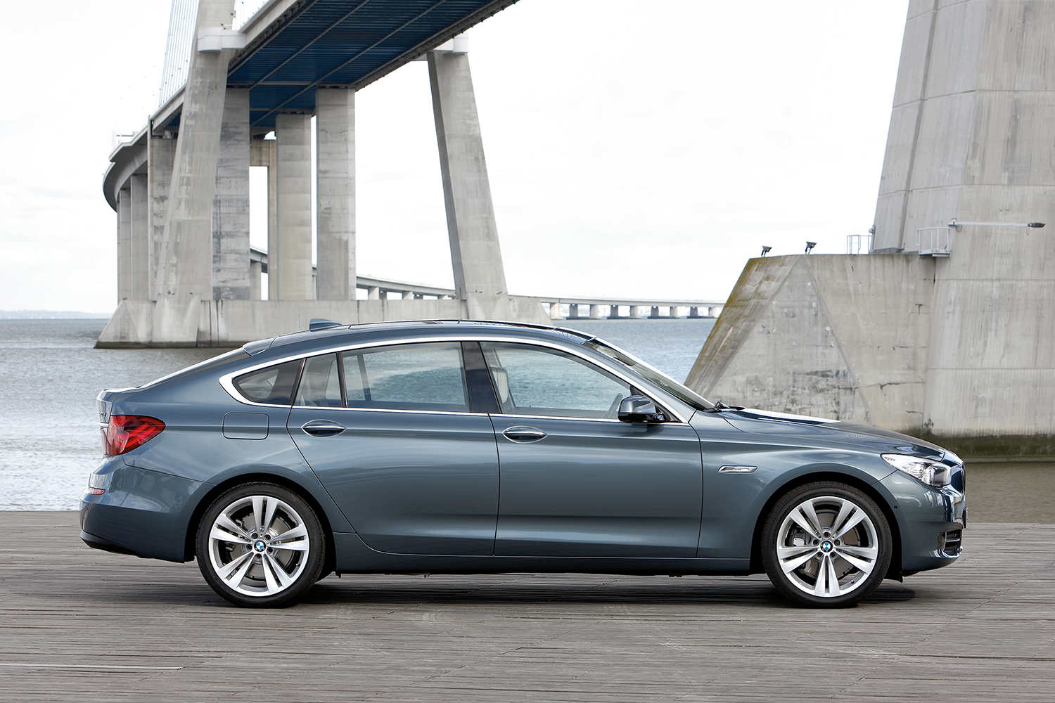 BMW・5シリーズGTのサイドビュー 〜 画像7