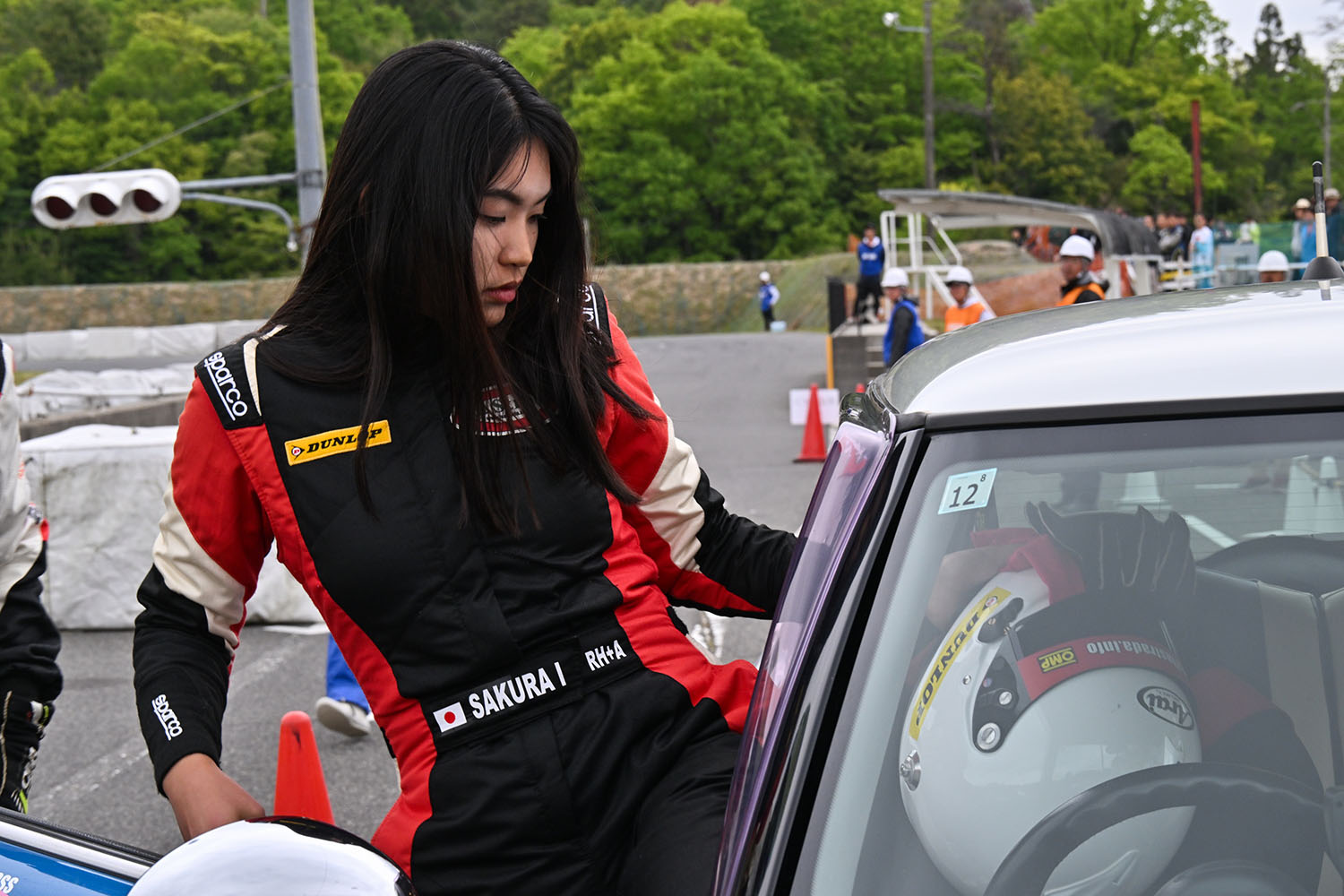 ミニクーパーSに乗り込む今西選手