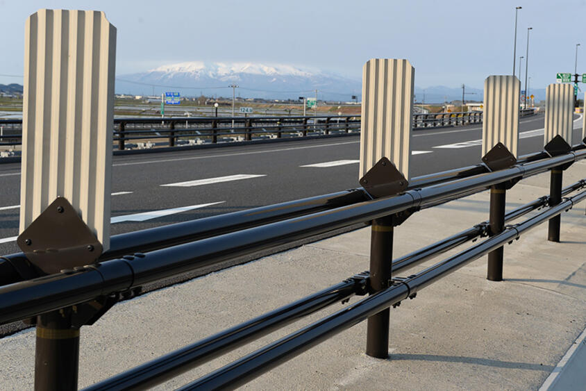 高速道路に並ぶ謎の「うちわ」！　じつはコストと安全を両立した大切な設備だった
