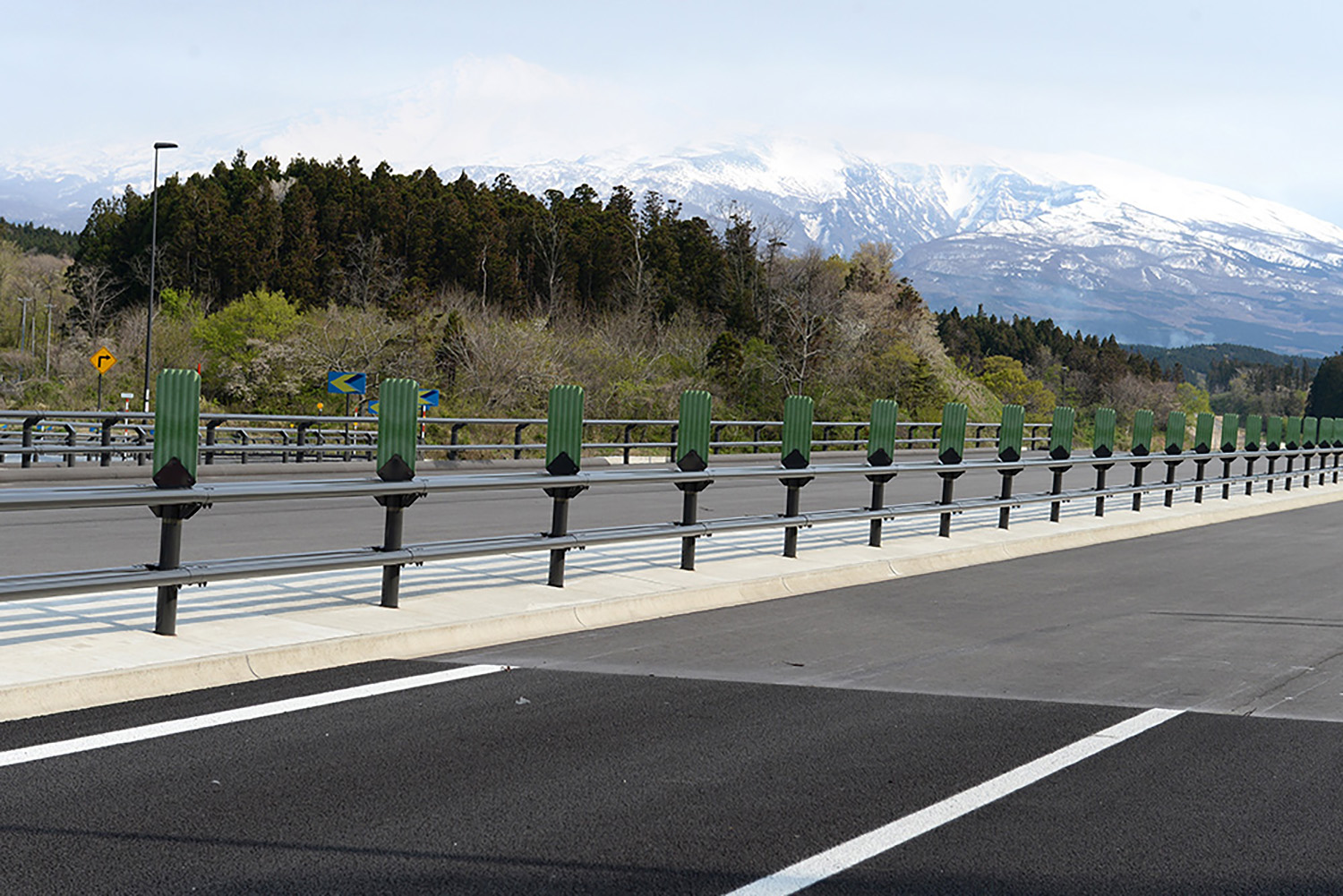 眩光防止版が設置された道路