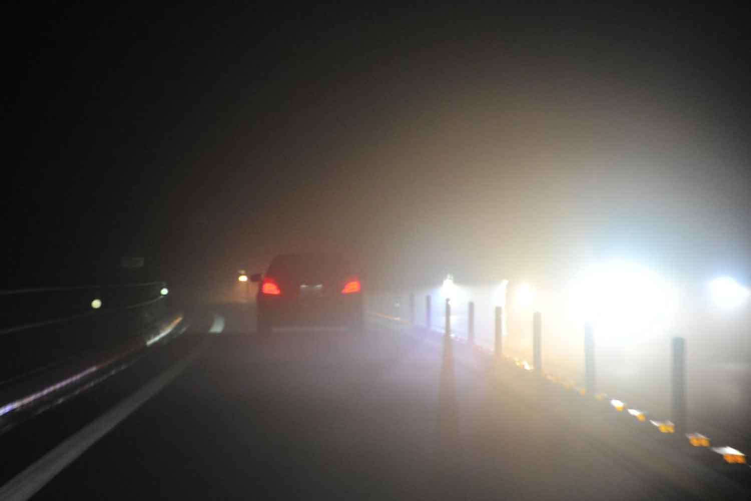 夜間の高速道路を走行中のイメージ