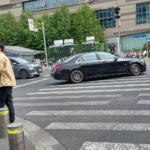 【画像】信号無視の歩行者の顔も交通違反車のナンバープレートもスクリーンで晒し者に！　国際化が進む「上海」とはいえ「やっぱり中国」らしかった 〜 画像5