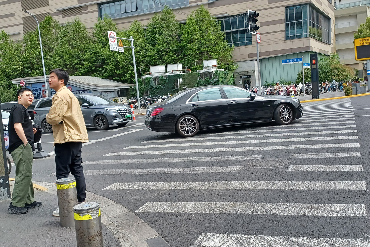 上海市街地で車線を跨いで左折するクルマ