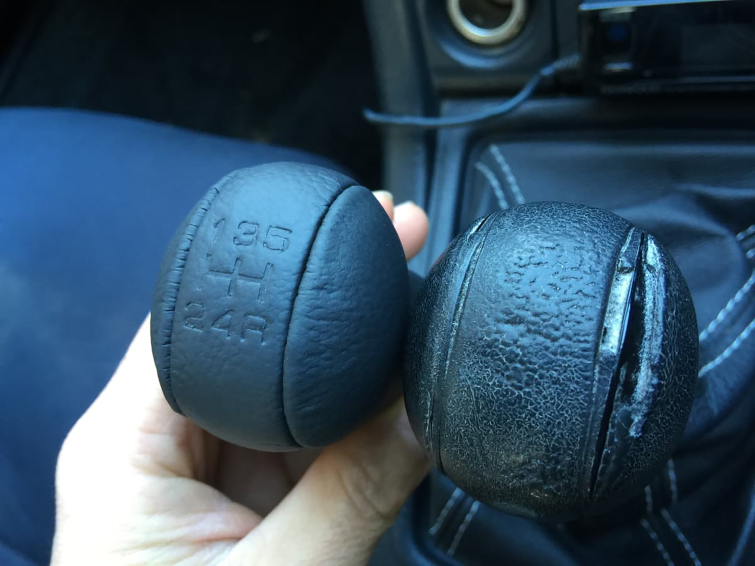 使い込まれた純正シフトノブと新品