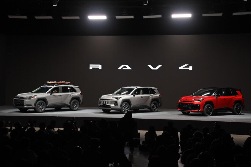 新型RAV4は「GRスポーツ」以外も熱くて「選び」が悩ましすぎる！　開発者を直撃してわかった「CORE」「Adventure」の注目ポイント!!