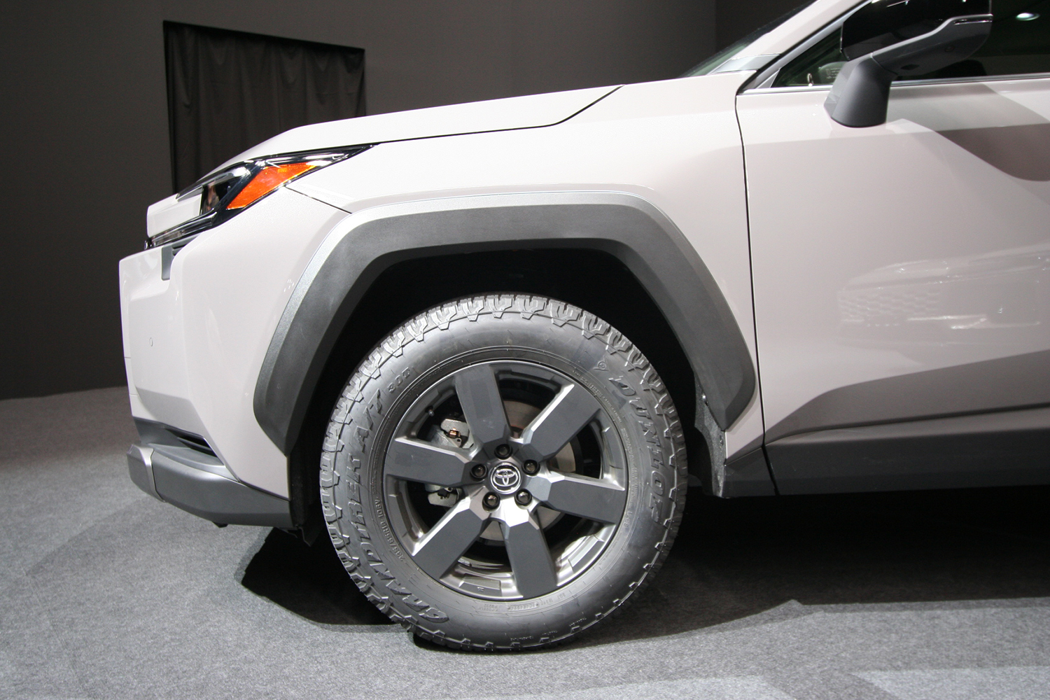 新型RAV4「Adventure」のフロントまわり
