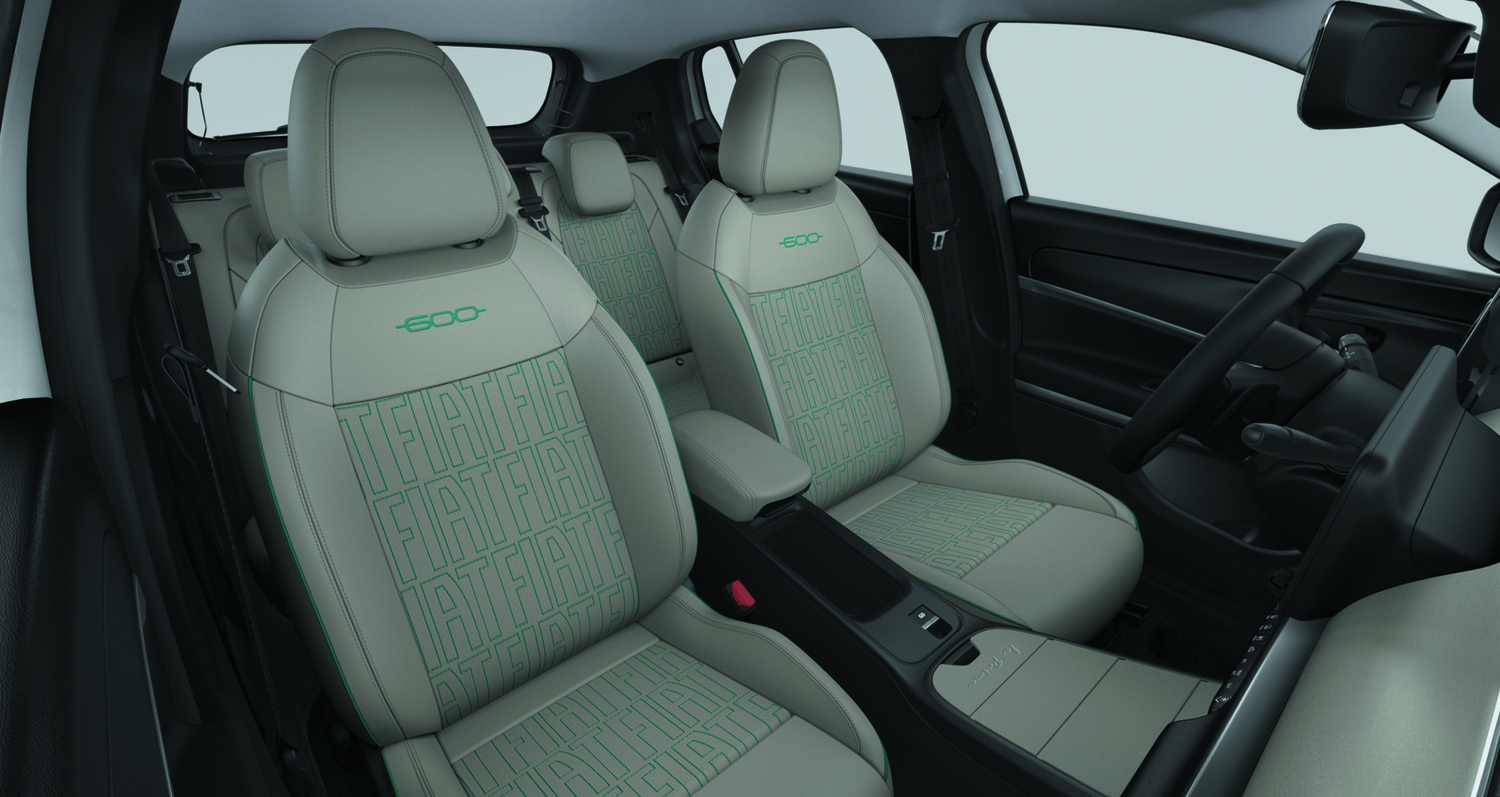 「FIAT 600 Hybrid」の上級グレードLa Primaの室内 