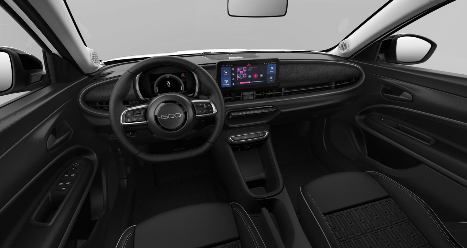 「FIAT 600 Hybrid」のベースグレードの室内 