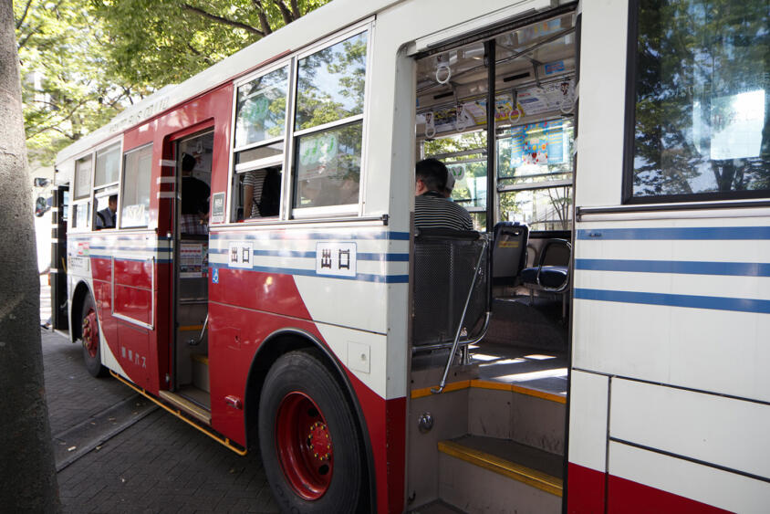 そういや子どものころのバスは後ろにも扉があったぞ!?　路線バスから「３扉車」が消えたワケ