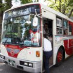 【画像】そういや子どものころのバスは後ろにも扉があったぞ!?　路線バスから「３扉車」が消えたワケ 〜 画像7
