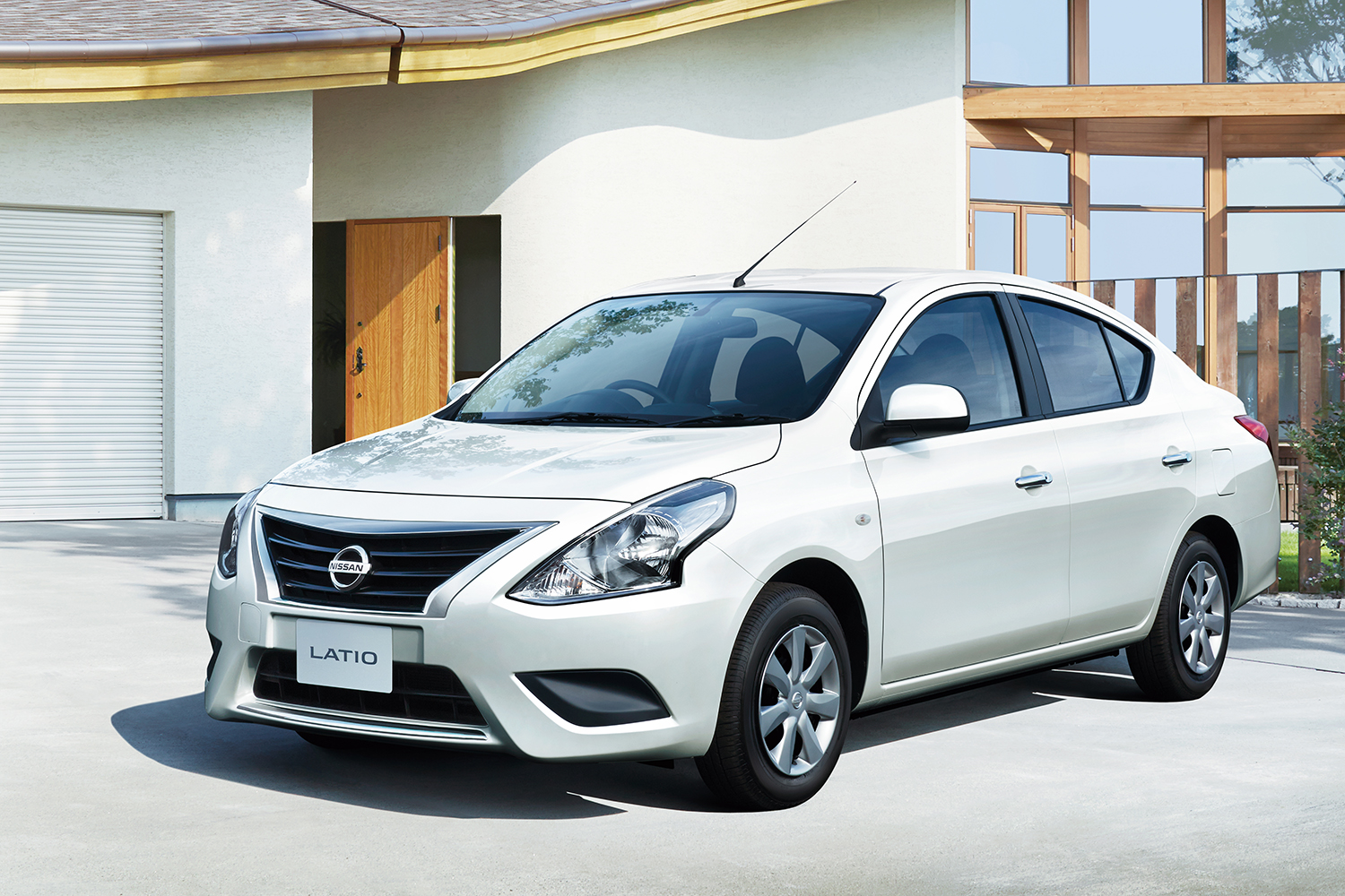 日産ラティオのフロントスタイリング
