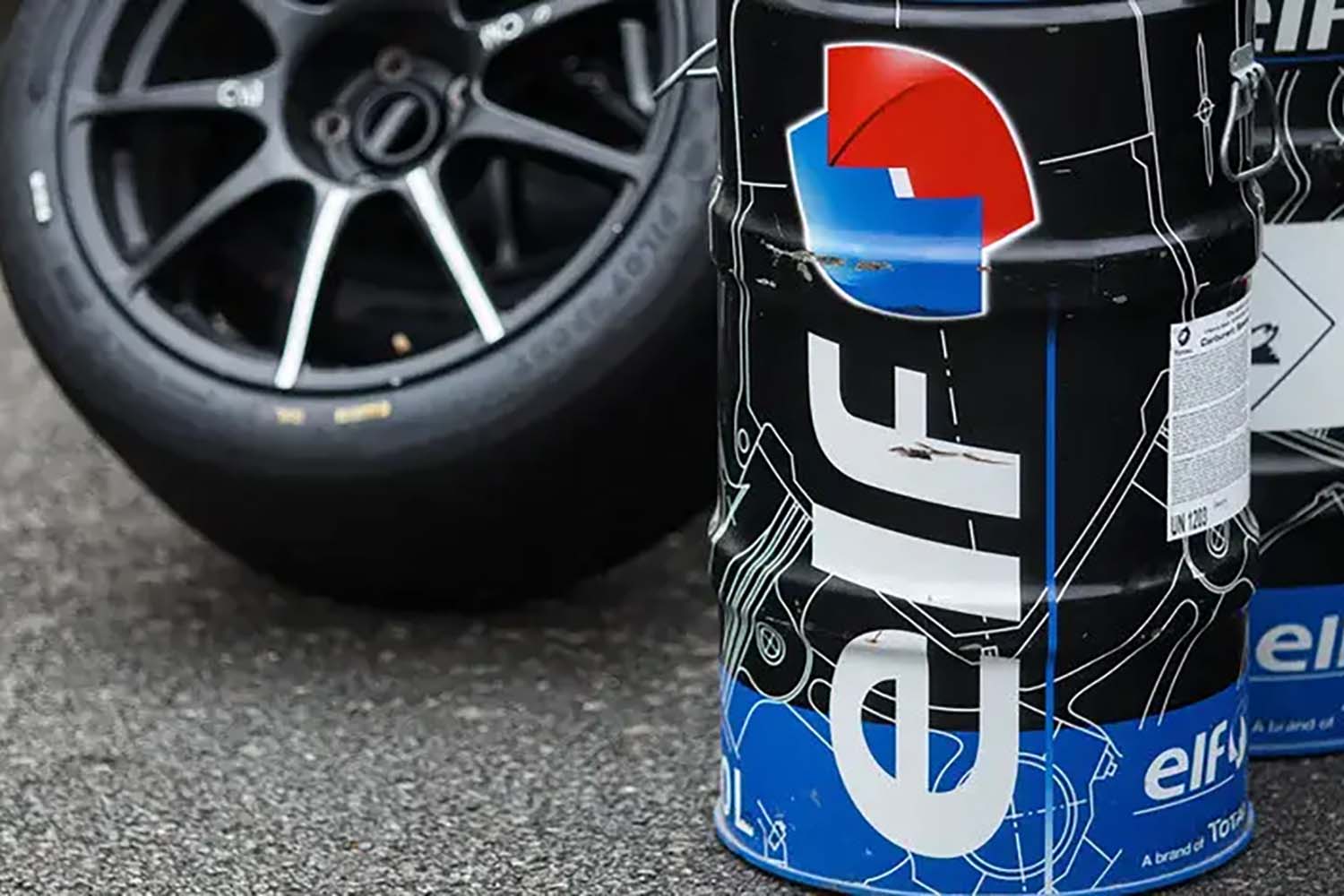 elfのレース用ガソリン