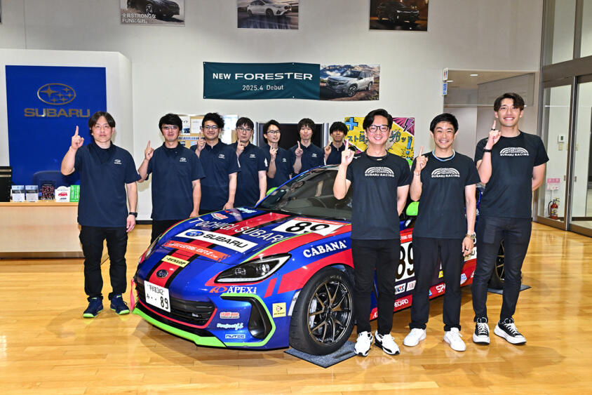 現役GTドライバーも多数参戦の大激戦！　手に汗握るTGR GR86／BRZ Cupのプロクラスに密着した