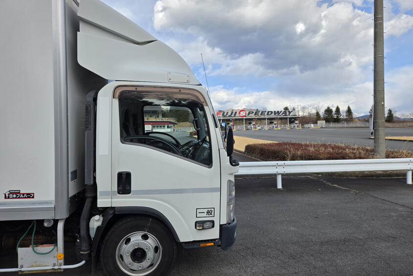 普通の人が「いすゞエルフ」に初見で乗ってみた！　乗用車とはまるで違う緊張感にトラックドライバーの凄さを実感