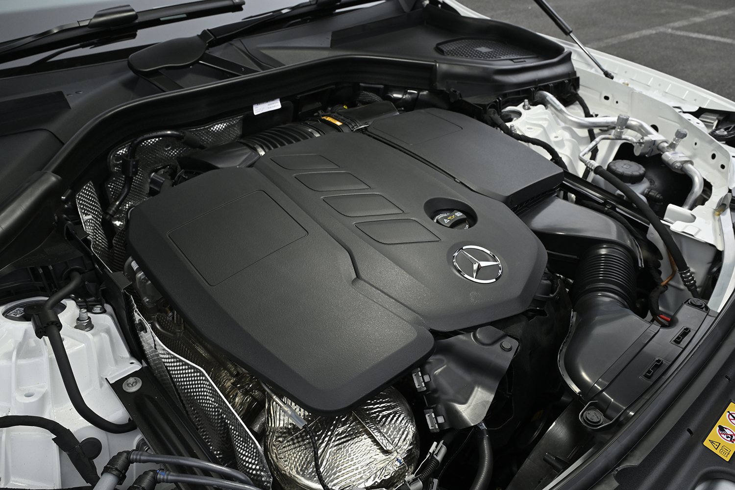 メルセデス・ベンツGLC 220 d COREのエンジンルーム