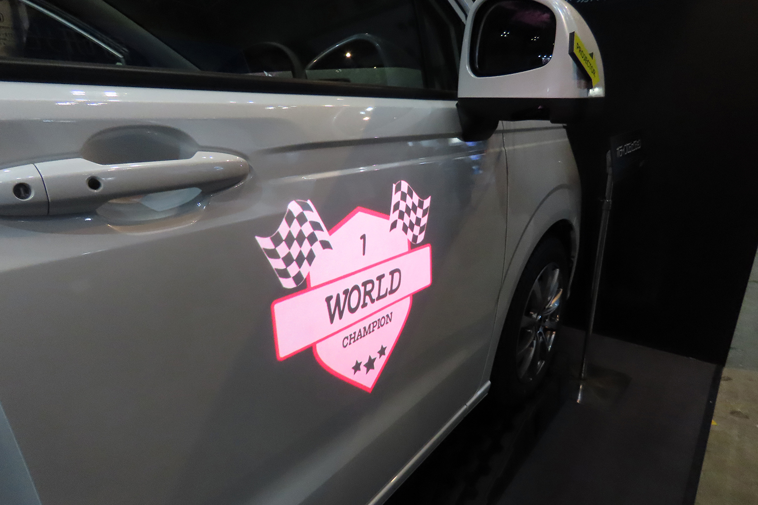 オフセット超短焦点レーザープロジェクター