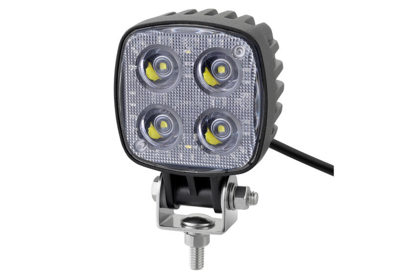 LEDは明るく小さく省電力だけど……氷雪が融けない！　トラックのワークランプに「融かすLED」が登場していた