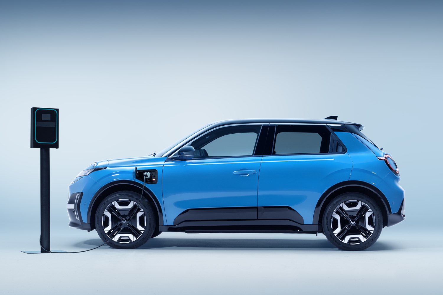 日産「マイクラ」の充電シーン 〜 画像5