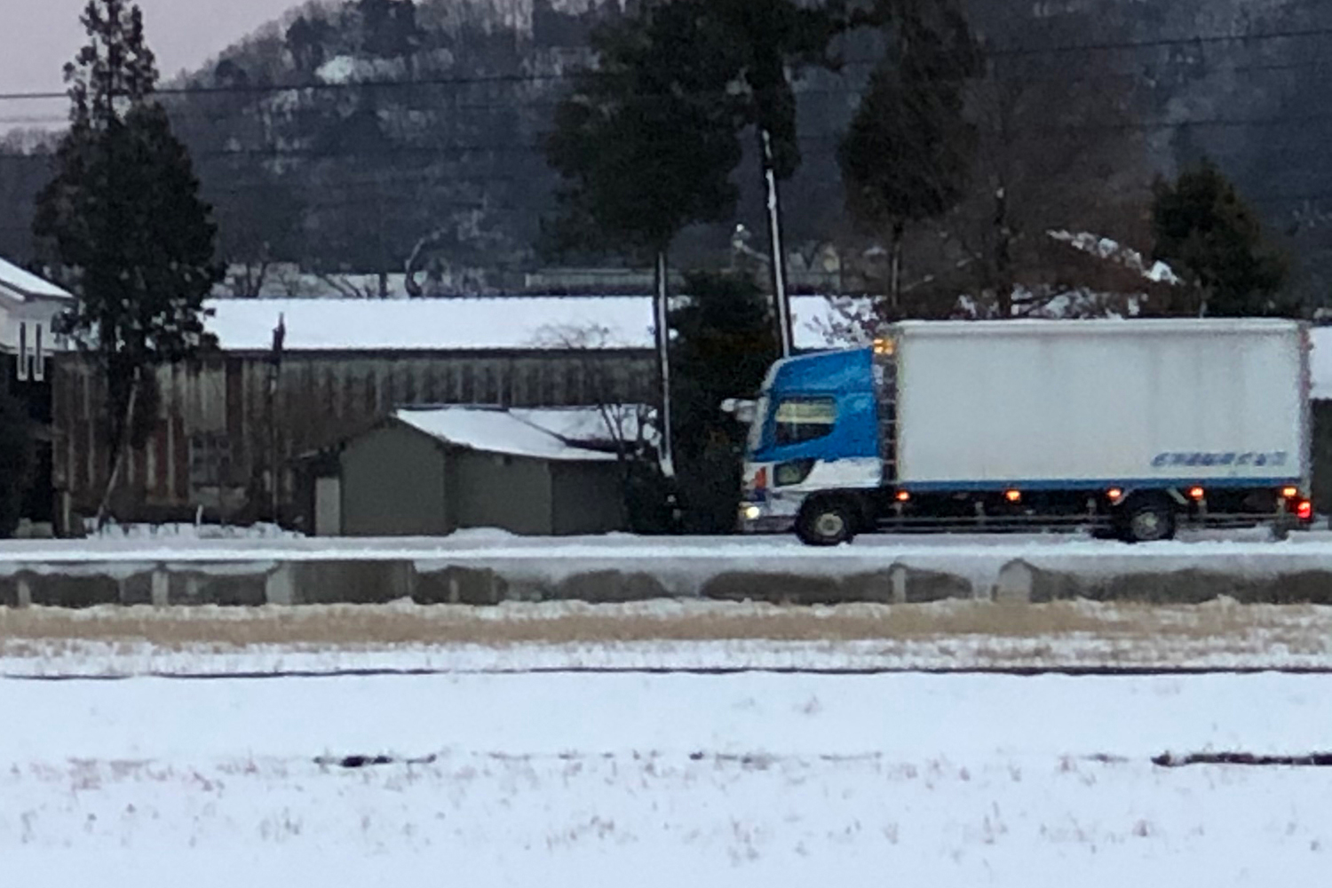 雪道でトラックやトレーラーがスタックしてしまう理由とは