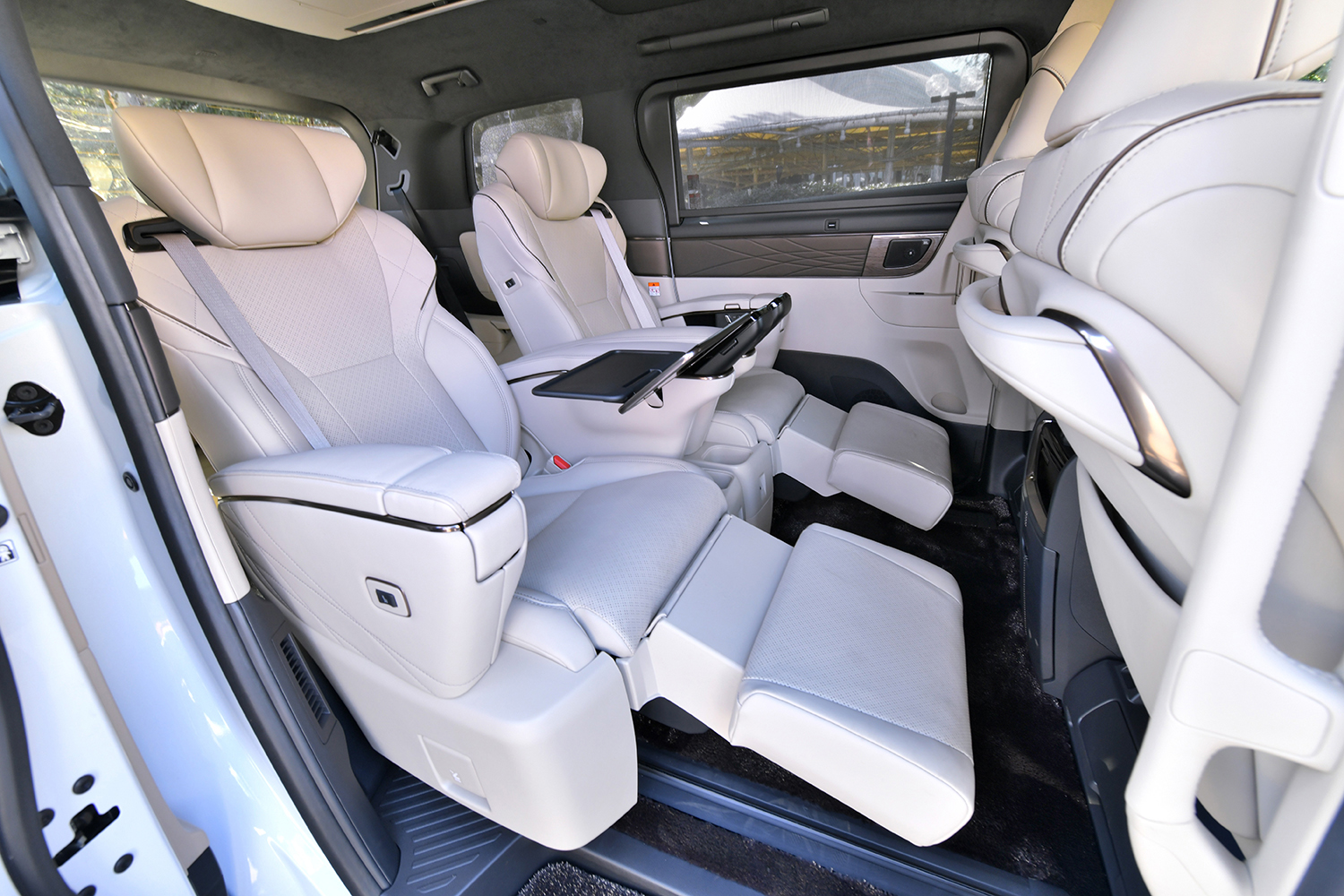 トヨタ・アルファードPHEV エグゼクティブラウンジの車内