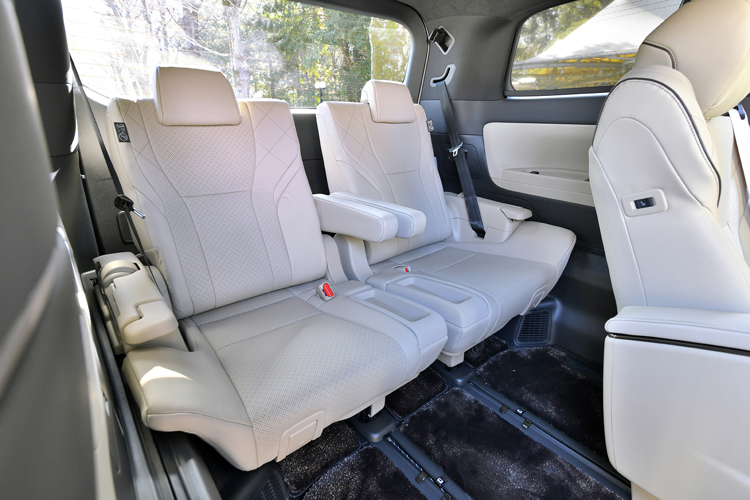 トヨタ・アルファードPHEV エグゼクティブラウンジの3列目シート 〜 画像7