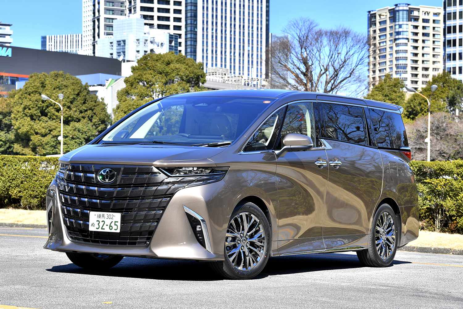 トヨタ・アルファードPHEV エグゼクティブラウンジ