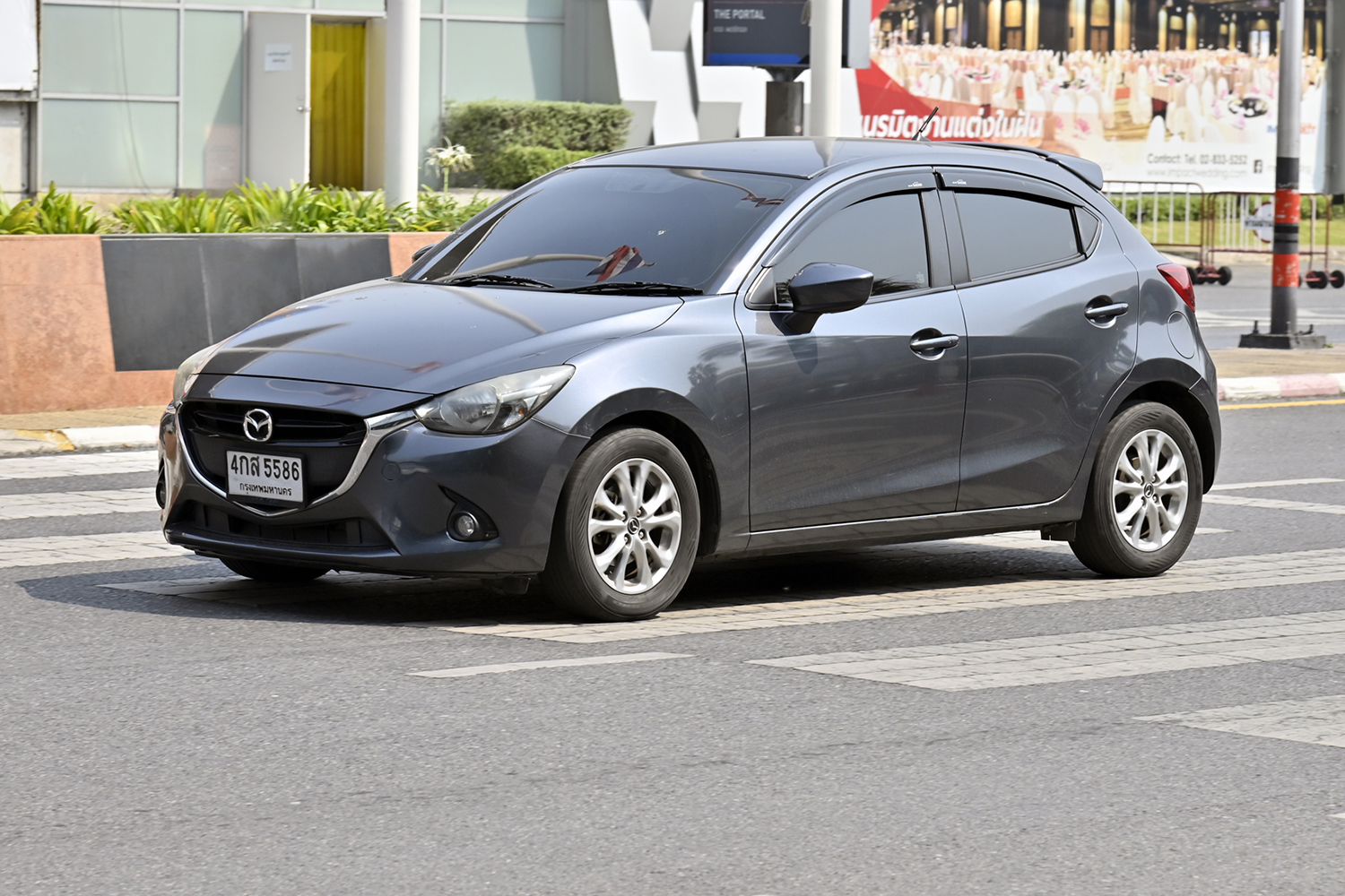 バンコクを走るマツダ車（MAZDA2）