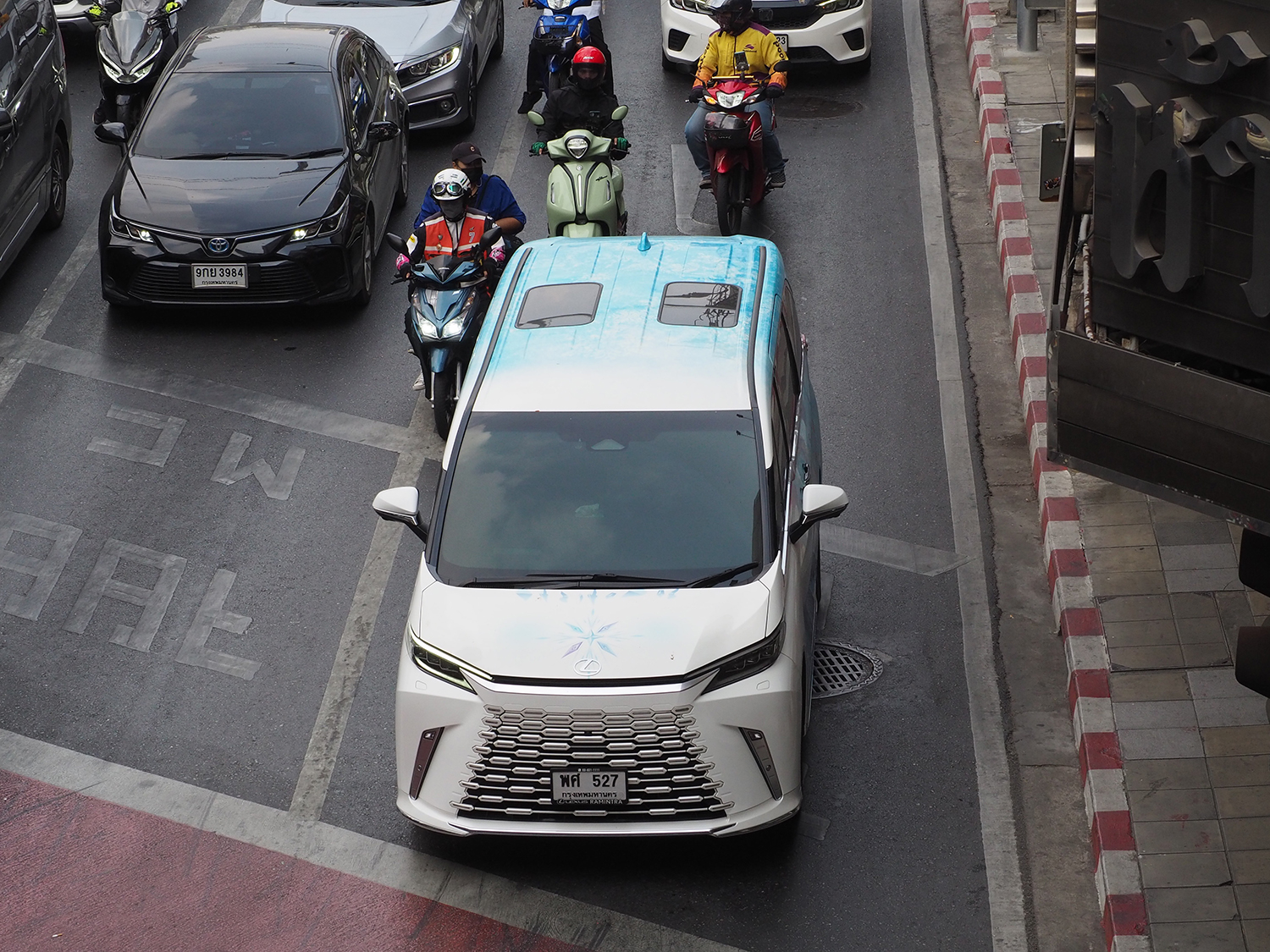 バンコクを走るレクサス車（LM）