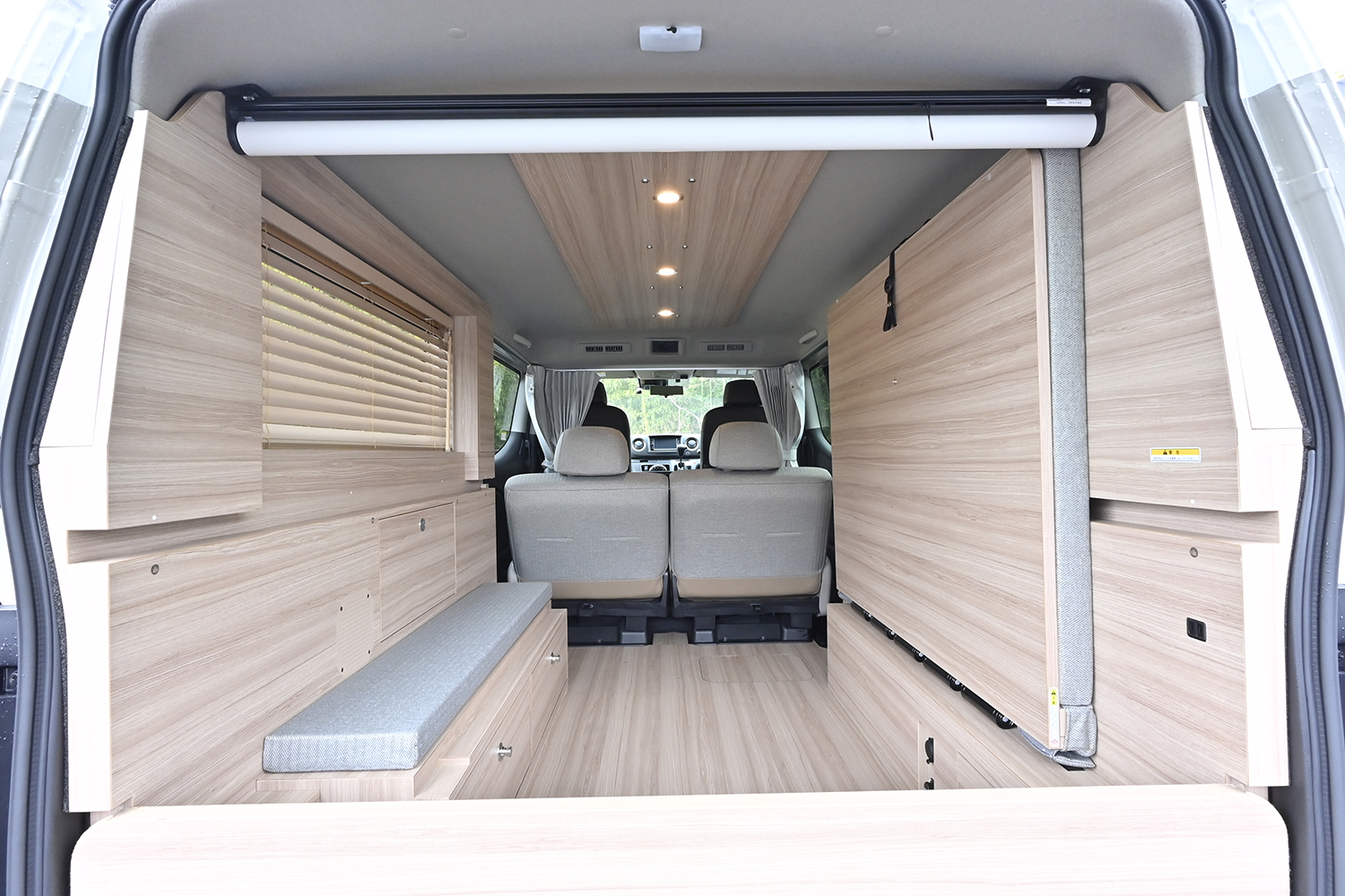 日産キャラバン MY　ROOMの車内