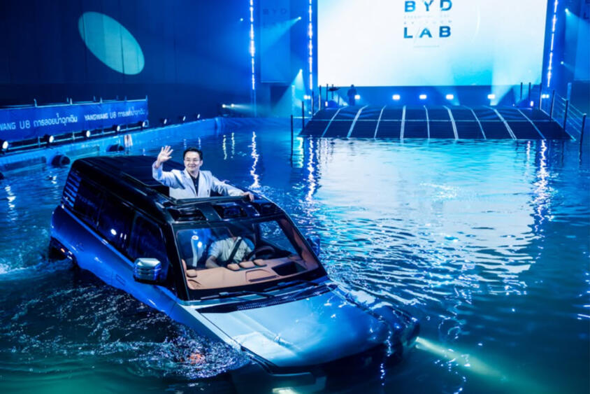 水に浮かぶSUVに踊るスーパースポーツカー！　中国車の尖った技術を見て「日本車は抜かれた」の論調は果たして正解なのか？