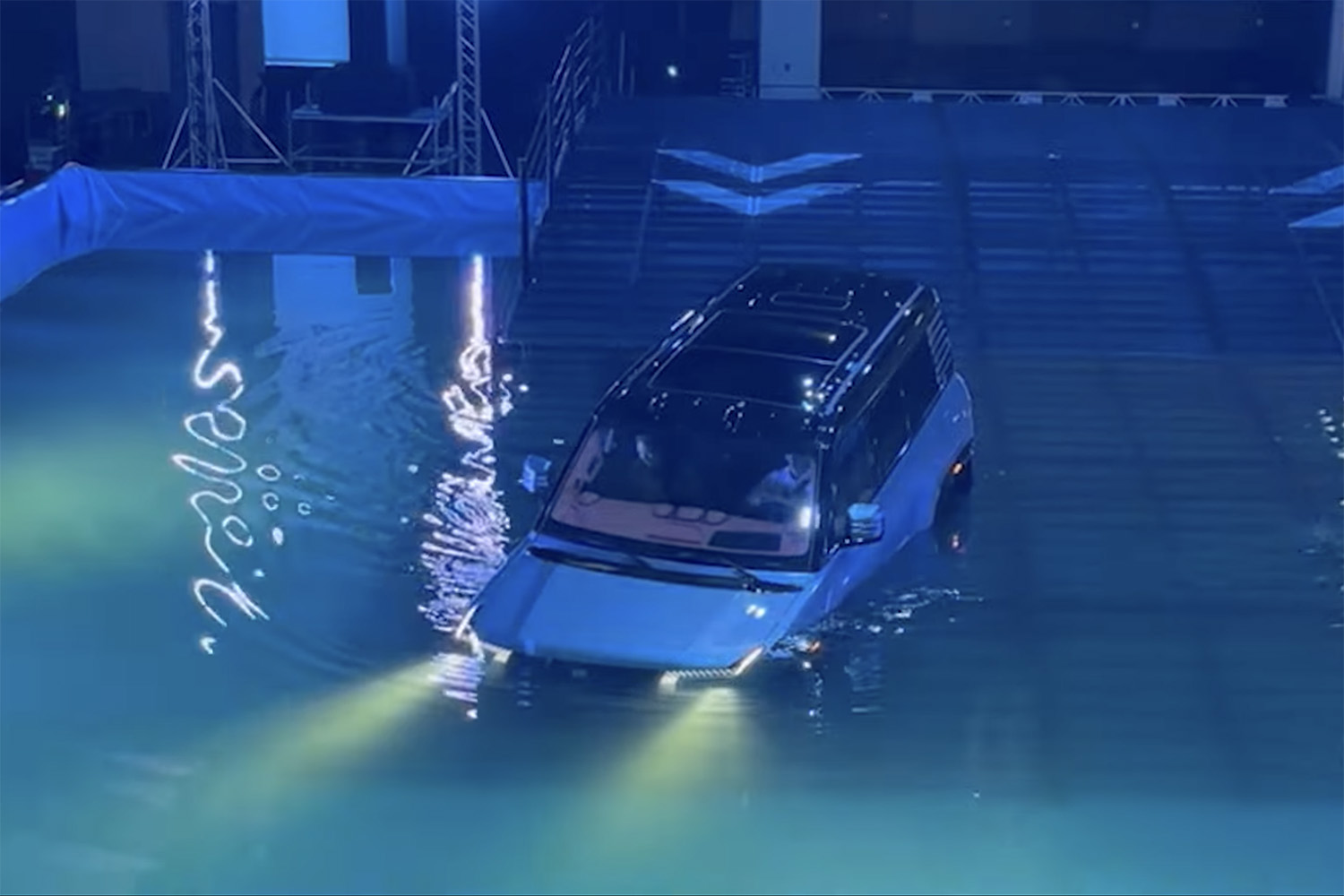 YANGWANG U8の水上走行