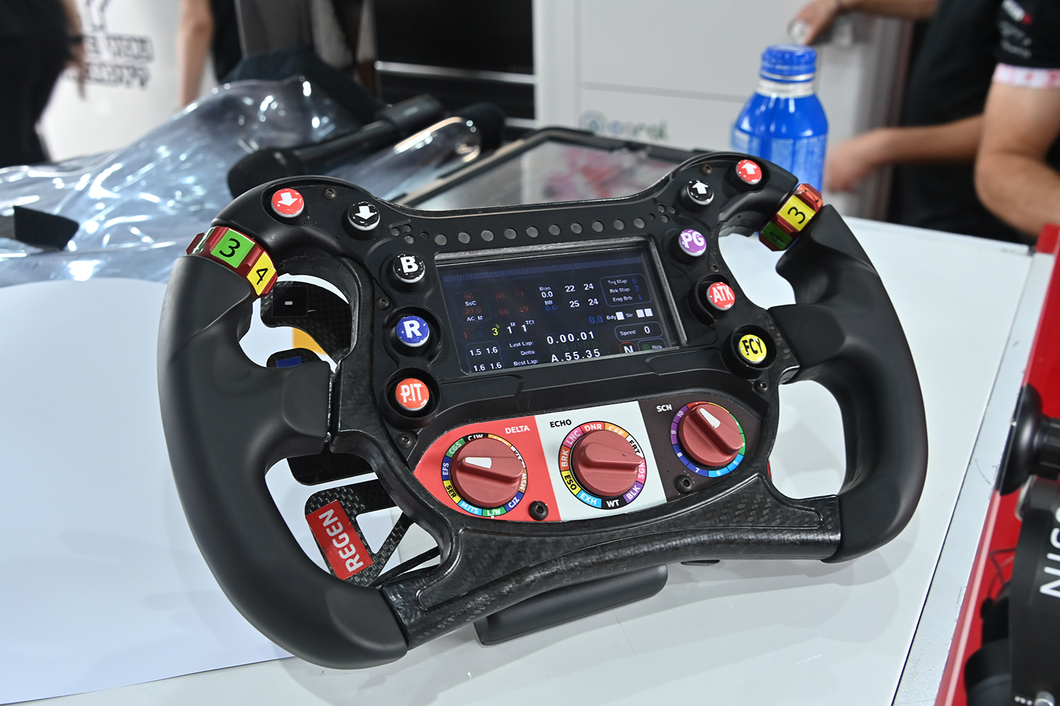 日産フォーミュラEチームのステアリング