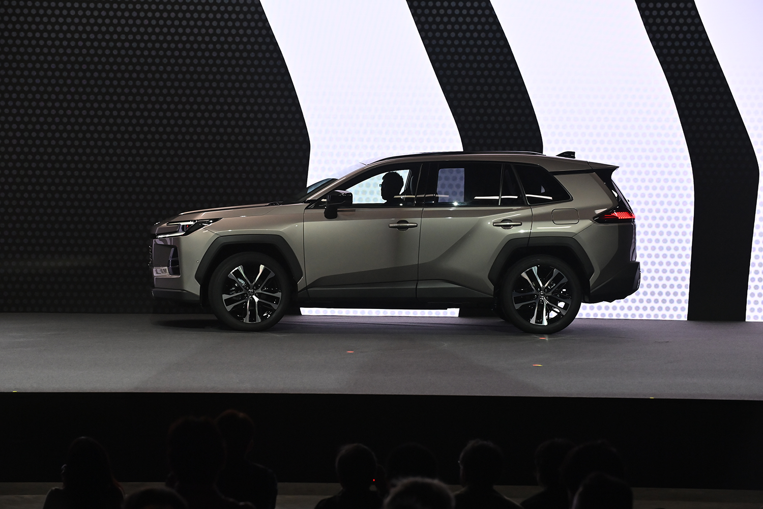 6代目の新型RAV4が登場 〜 画像28