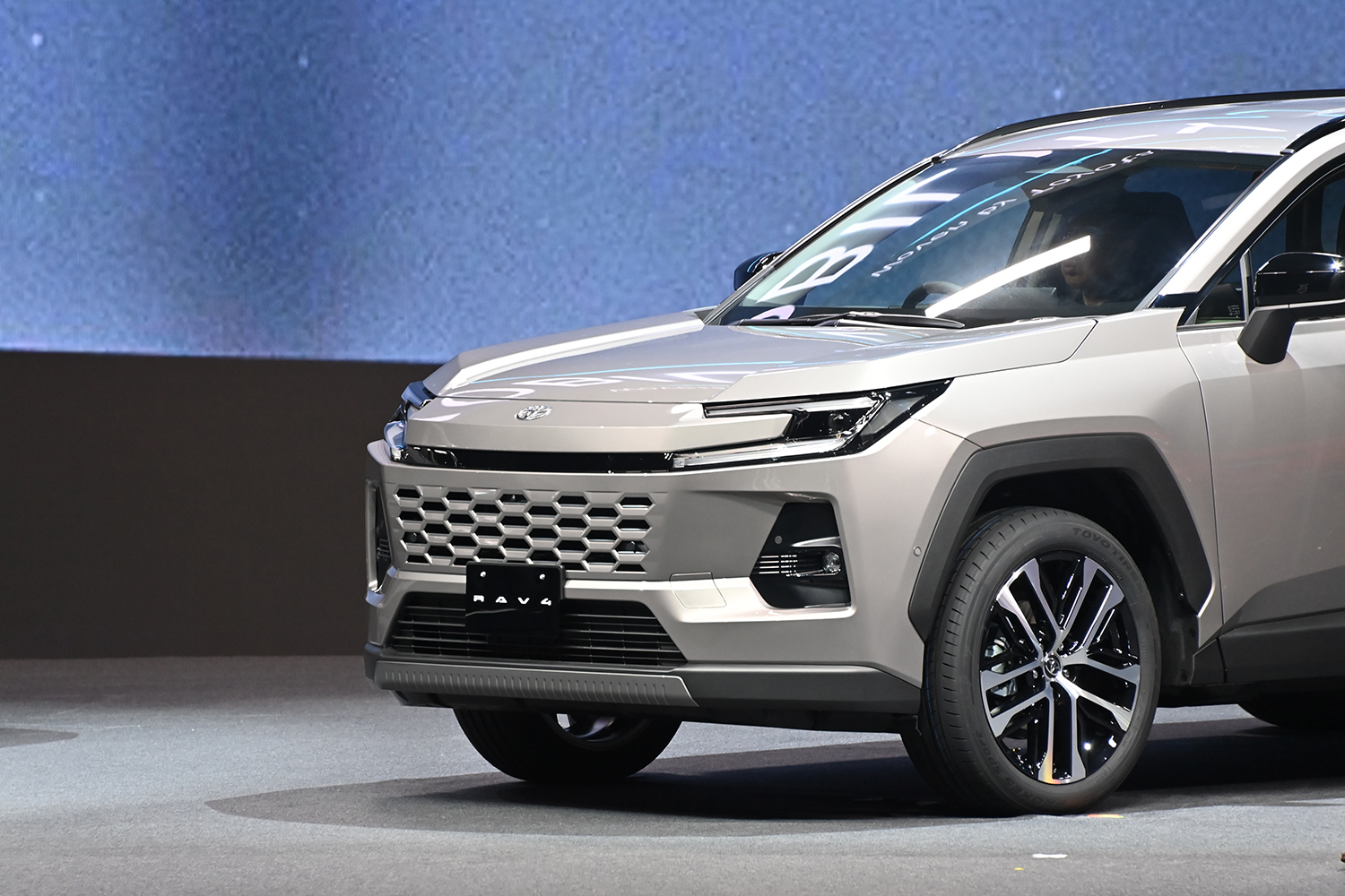 6代目の新型RAV4が登場 〜 画像48