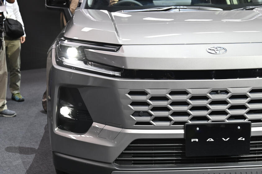 えっ、新型RAV4って純ガソリンエンジン車ないの？　答え「日本はHVとPHEVのみですが海外にはあります」の理由を開発者に聞いてみた