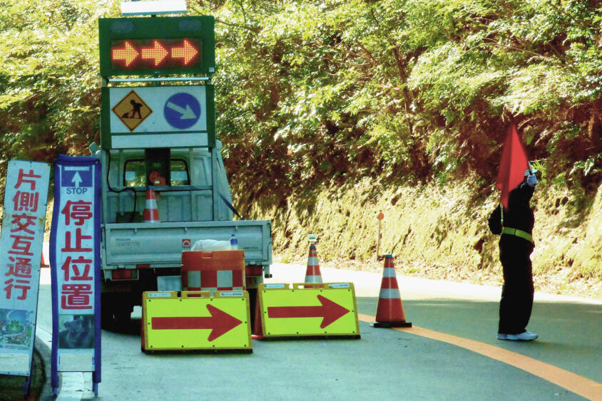 道路工事やショッピングモールの警備員の誘導に従ったらクルマで事故った！　これって誰の責任になる？
