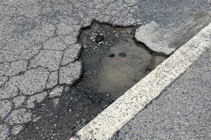 雪解けしたらアスファルトがボコボコじゃん！　なぜ雪国の道路は春に傷んでいるのか？