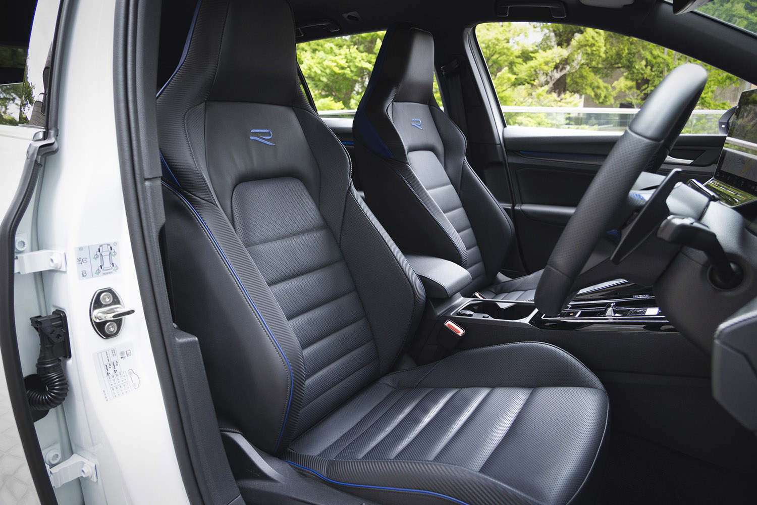 VW ゴルフRの車内 〜 画像40