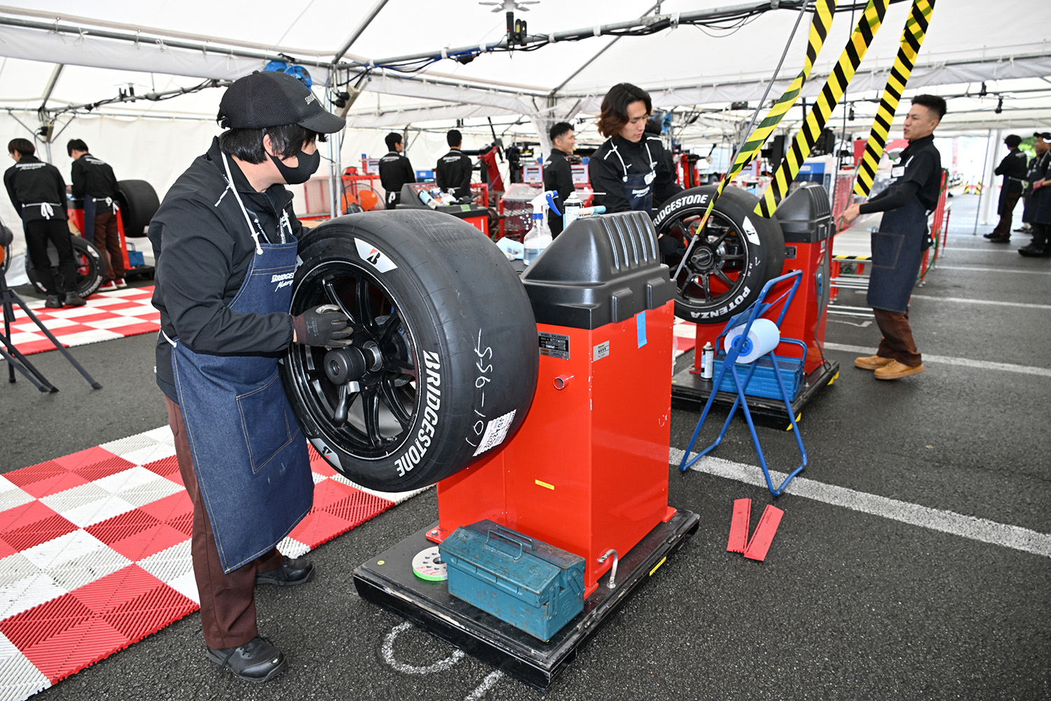 タイヤチェンジするブリヂストンのサポートスタッフ 〜 画像10