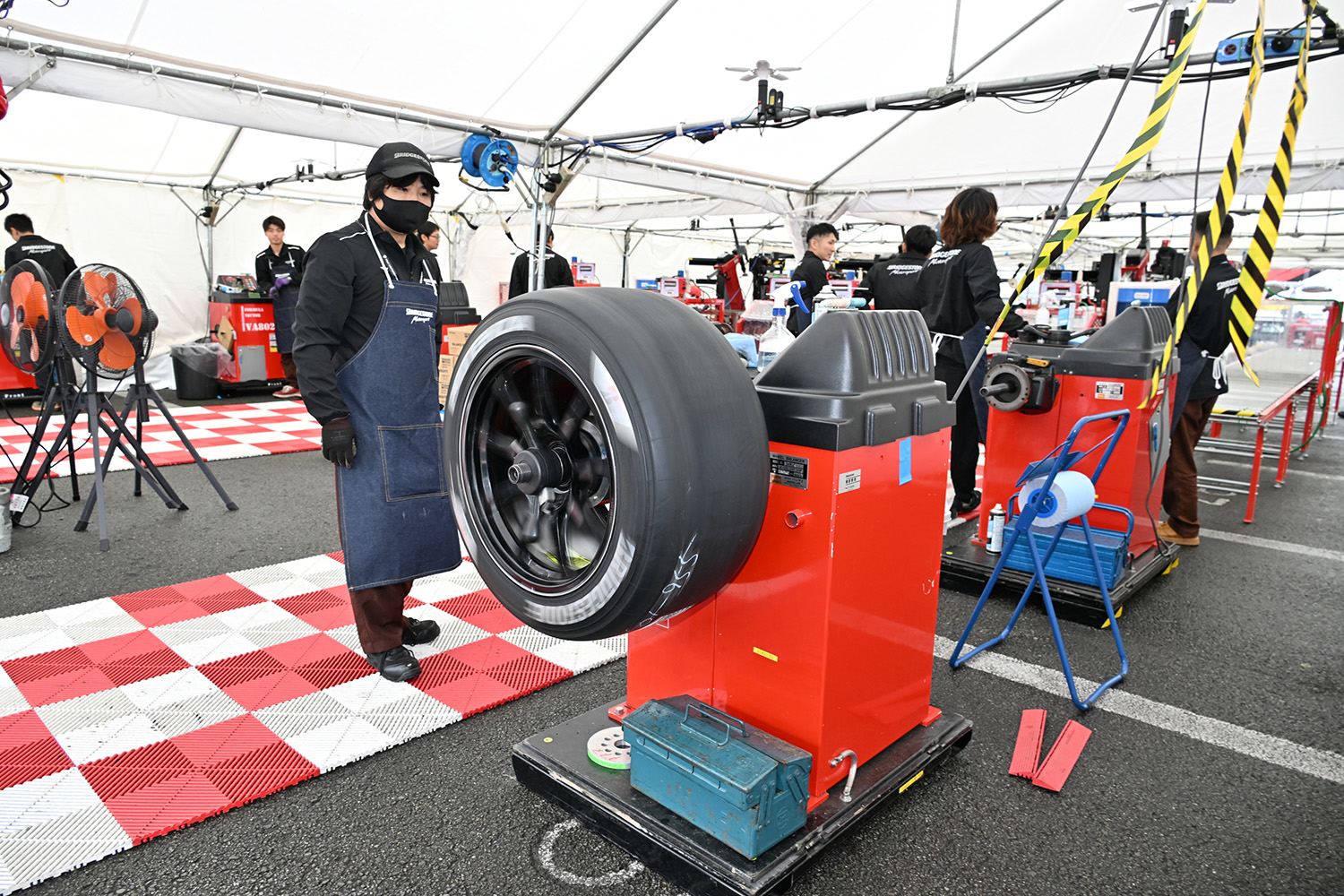 約7000本のタイヤと60名以上のスタッフでマシンをサポートするブリヂストンは超大忙し 〜 画像11